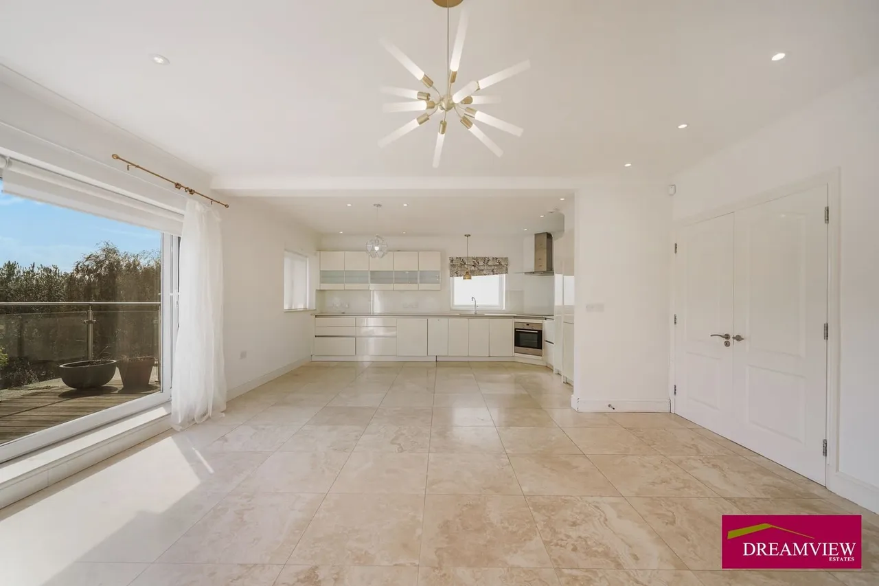 3 bed flat to rent The Vale, London NW11 8SG, photo 2