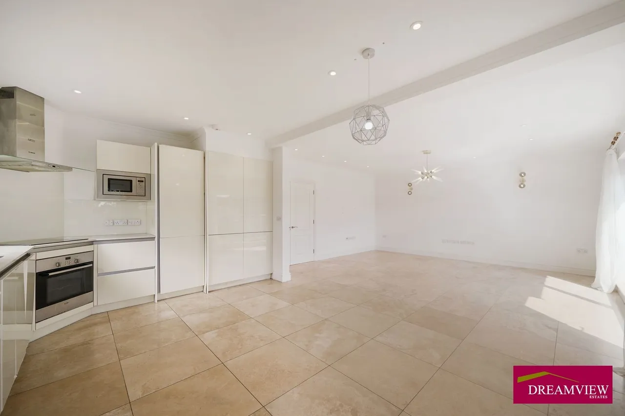 3 bed flat to rent The Vale, London NW11 8SG, photo 11