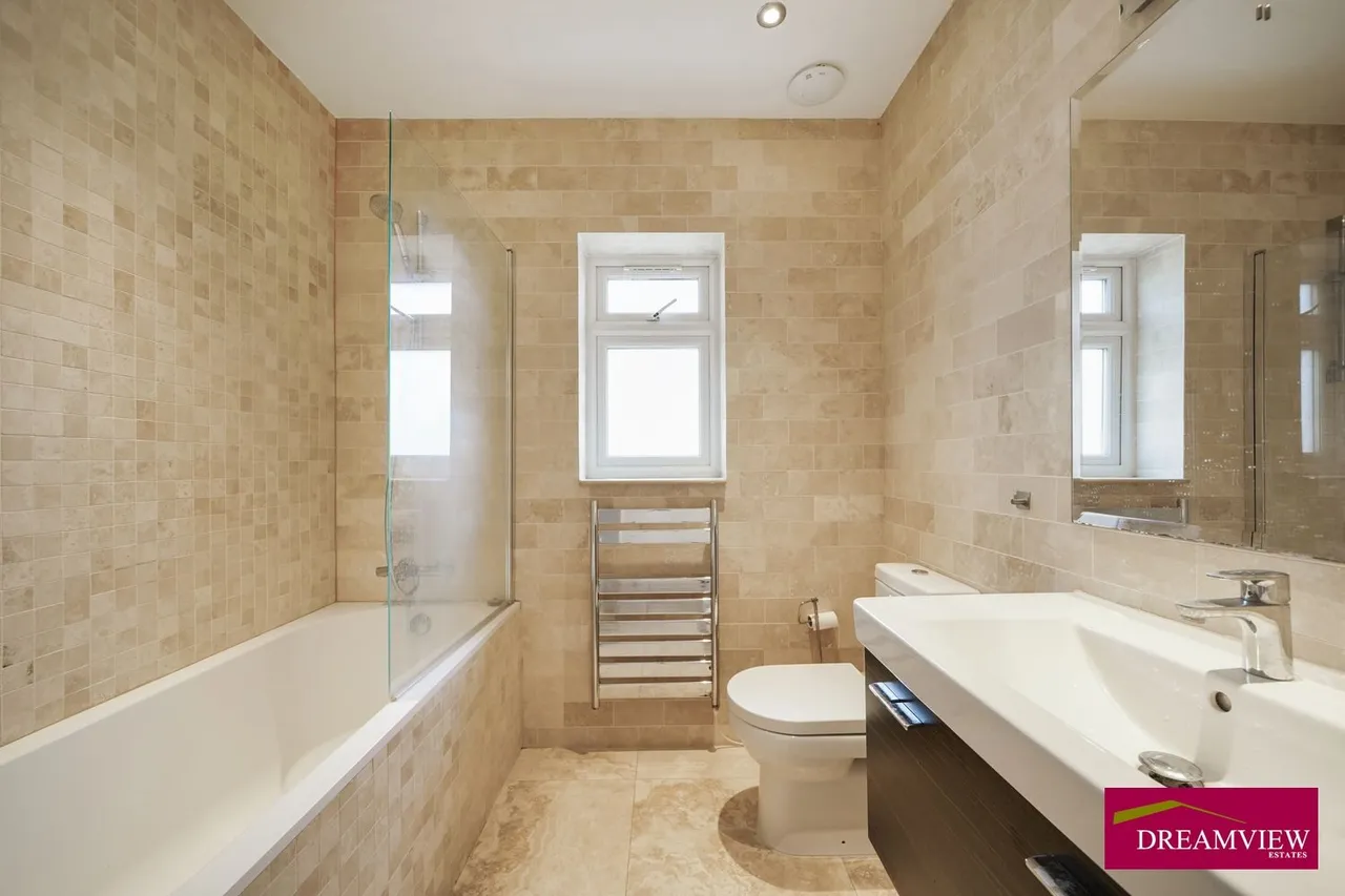 3 bed flat to rent The Vale, London NW11 8SG, photo 9