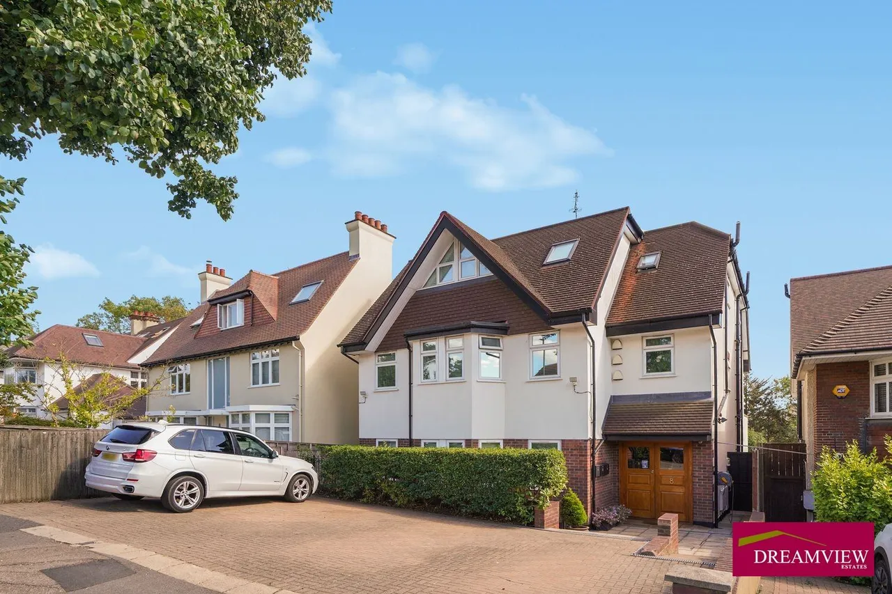 3 bed property to rent — 3 bed flat to rent The Vale, London NW11 8SG
