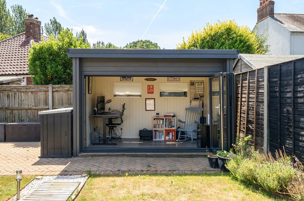 Whites Road, Farnborough, Hampshire, GU14 6PD, photo 2
