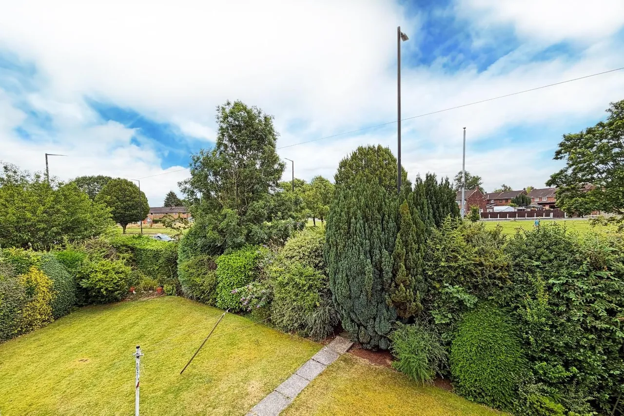 Goodwood Crescent, Timperley, Cheshire WA15 7BD, photo 31