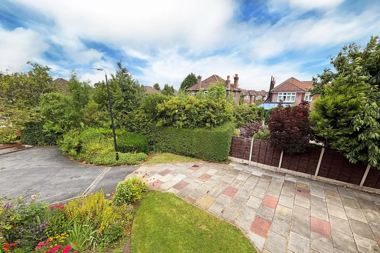 Goodwood Crescent, Timperley, Cheshire WA15 7BD, photo 32