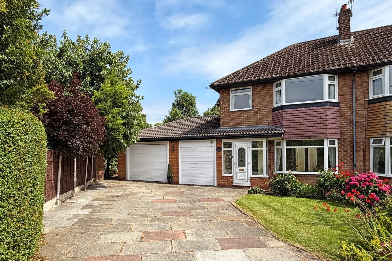3 bed house for sale — Goodwood Crescent, Timperley, Cheshire WA15 7BD