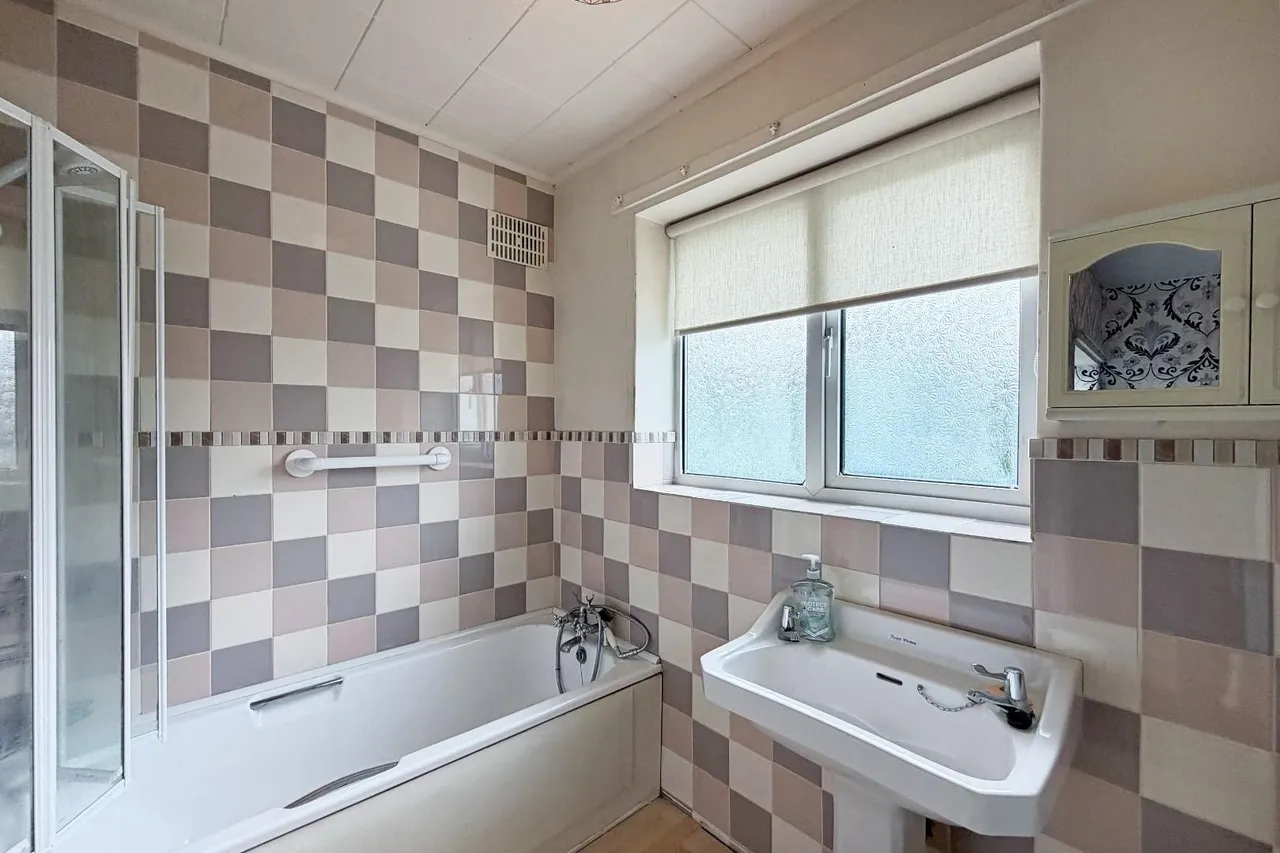 Goodwood Crescent, Timperley, Cheshire WA15 7BD, photo 26