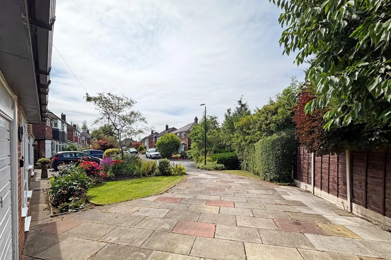 Goodwood Crescent, Timperley, Cheshire WA15 7BD, photo 33