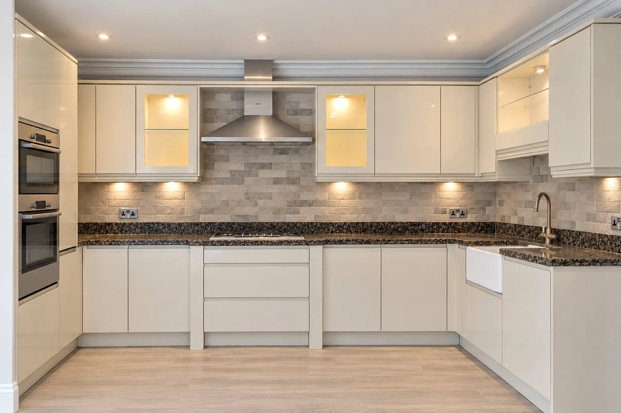 Franklin Court, Wormley, GU8, photo 3