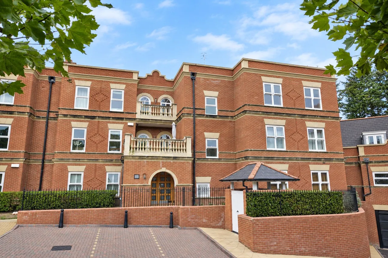 2 bed flat for sale, Franklin Court, Wormley, GU8