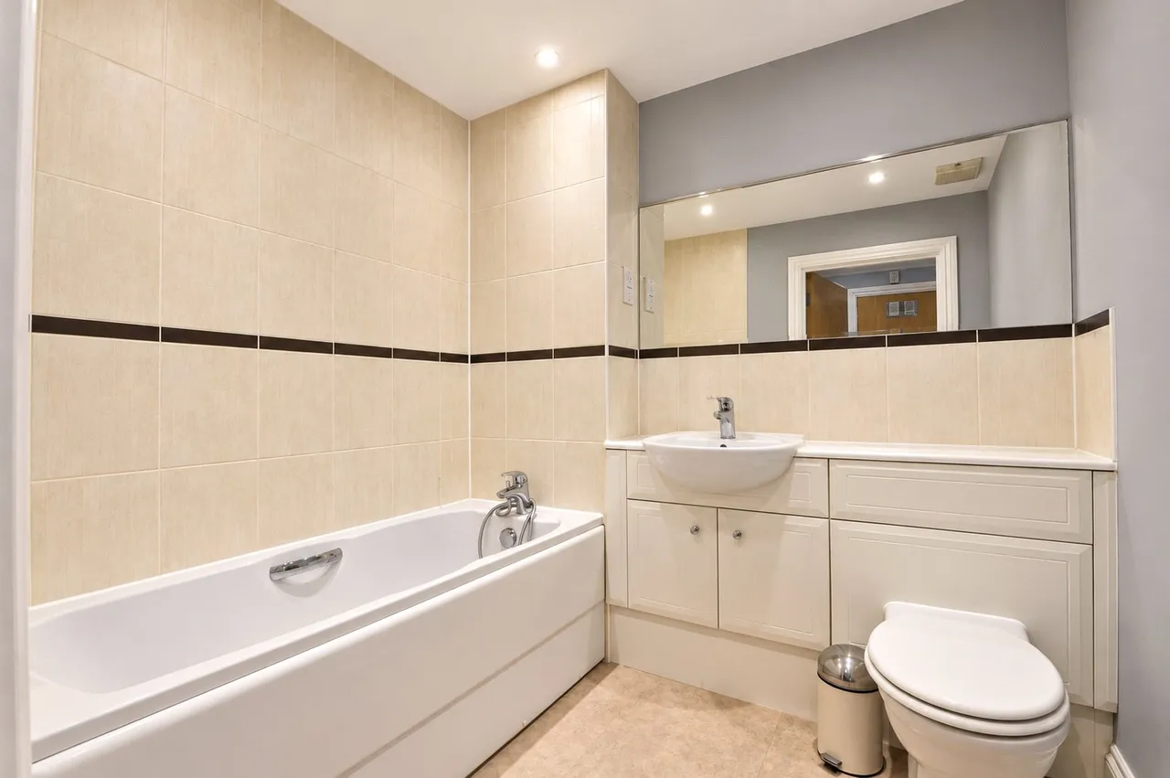 Franklin Court, Wormley, GU8, photo 7