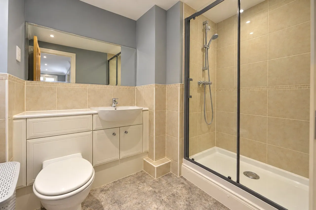Franklin Court, Wormley, GU8, photo 9