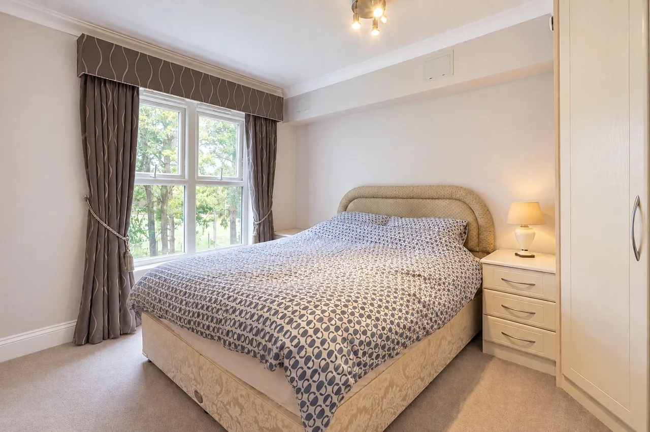 Franklin Court, Wormley, GU8, photo 5