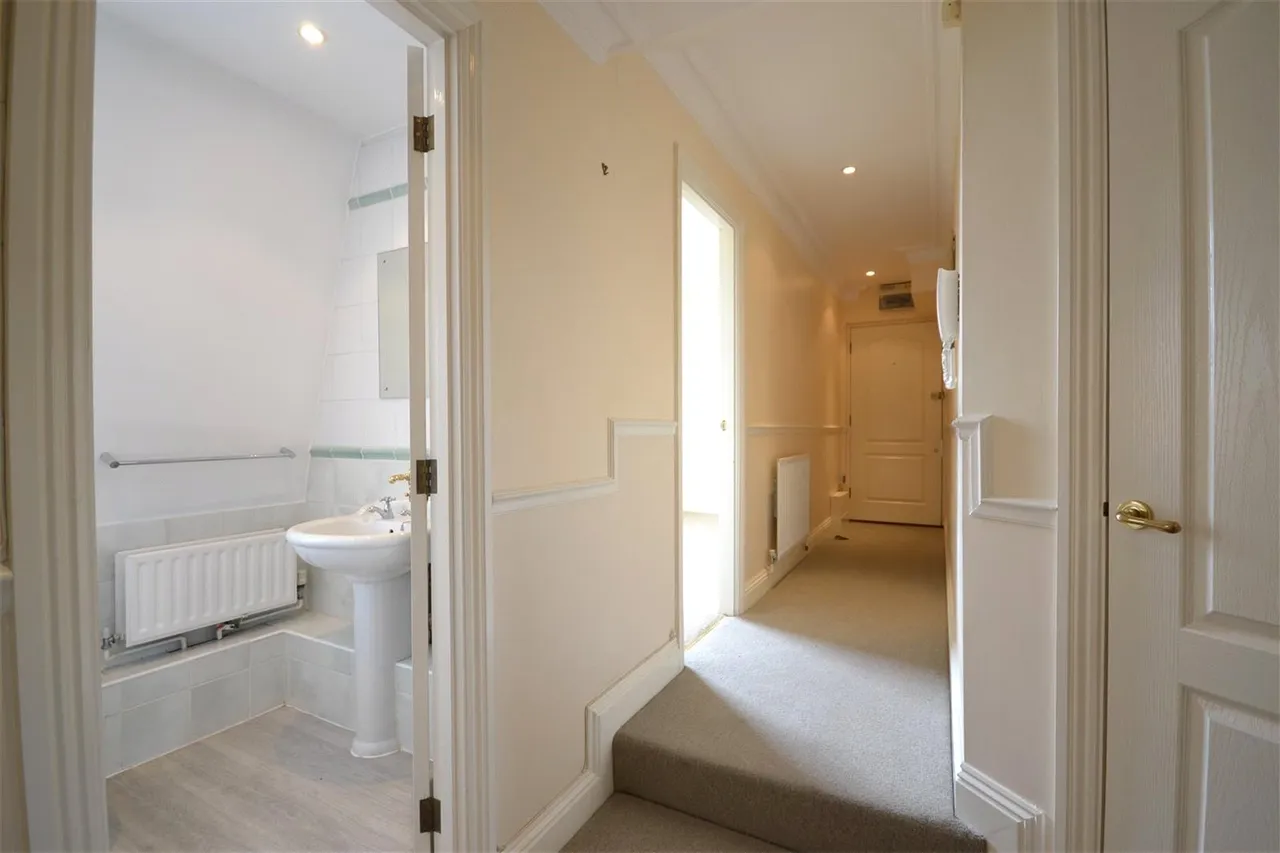 Chalk Lane, Epsom, Surrey, KT18 7AN, photo 8