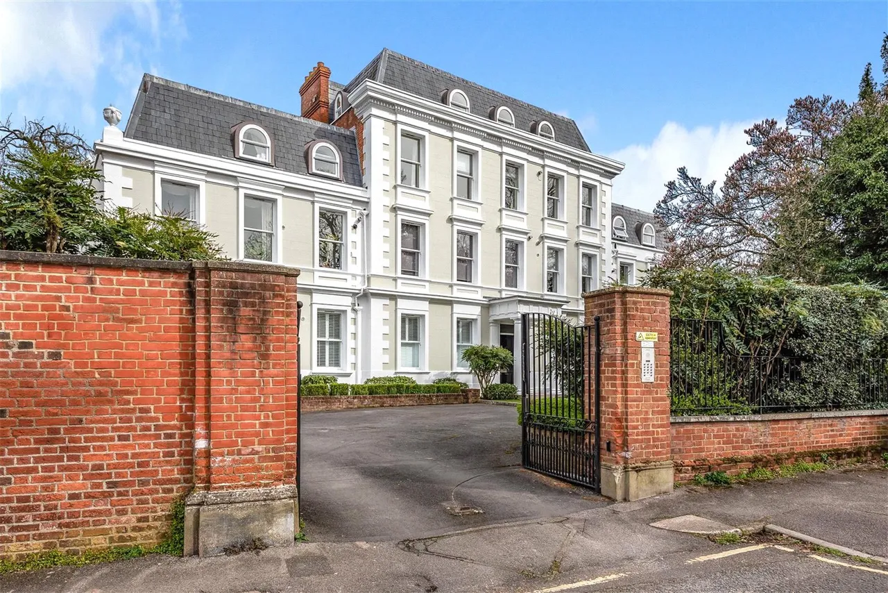 2 bed flat to rent — Chalk Lane, Epsom, Surrey, KT18 7AN