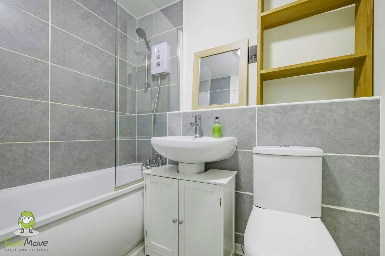 Cleasby Close, A versatile home with no onward chain, SN5, photo 11
