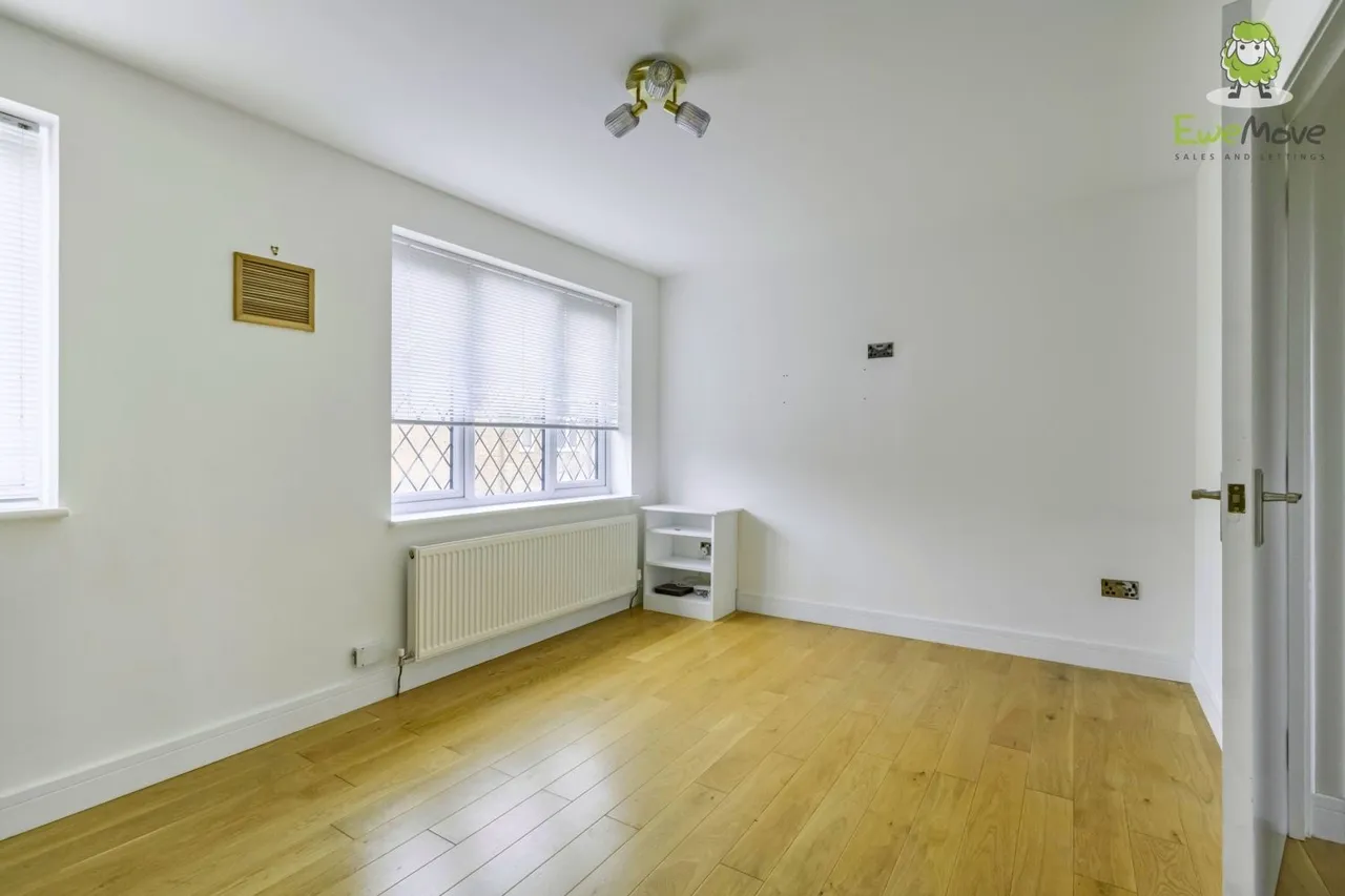 Cleasby Close, A versatile home with no onward chain, SN5, photo 9