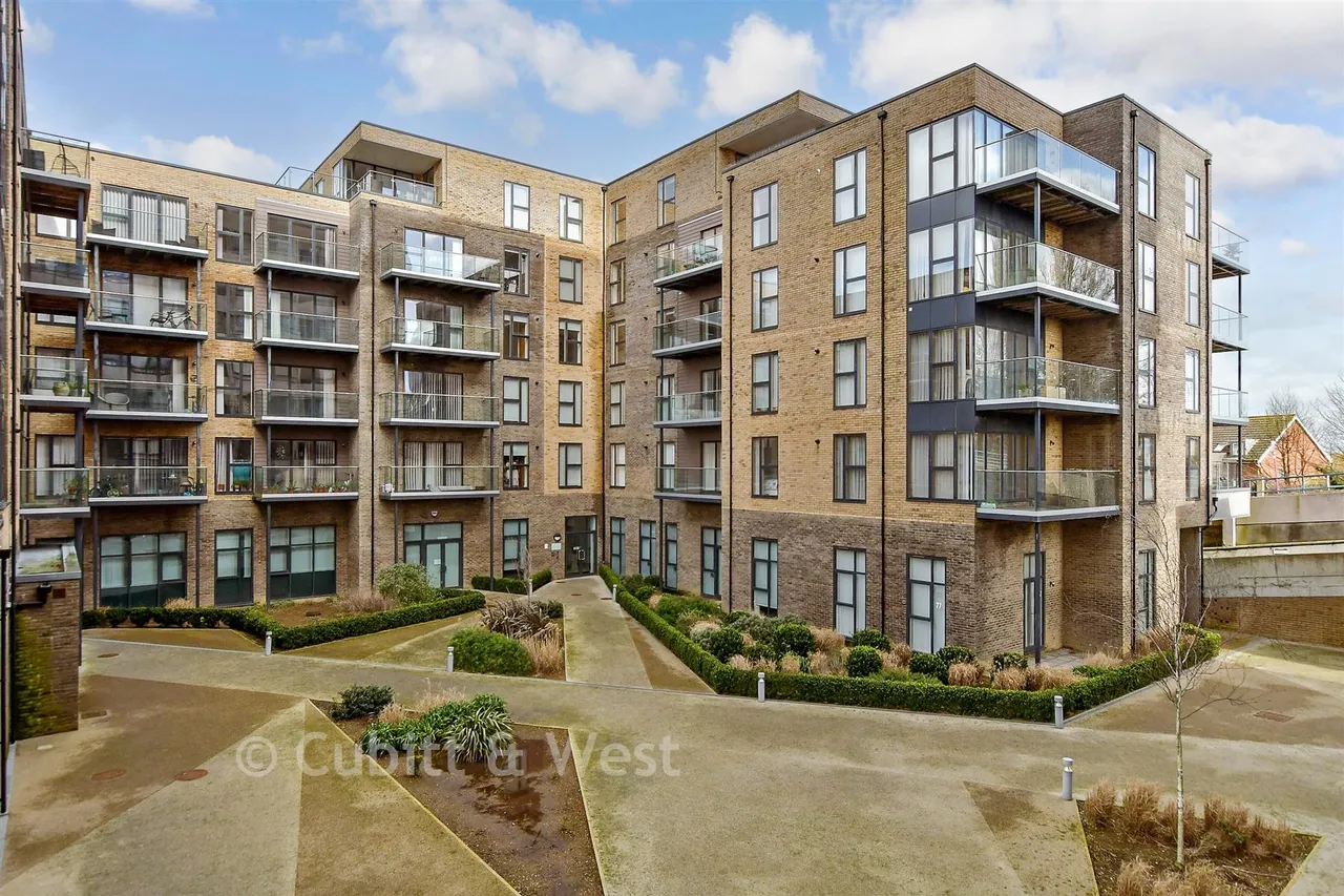 2 bed flat for sale, The Causeway, Goring-By-Sea, BN12