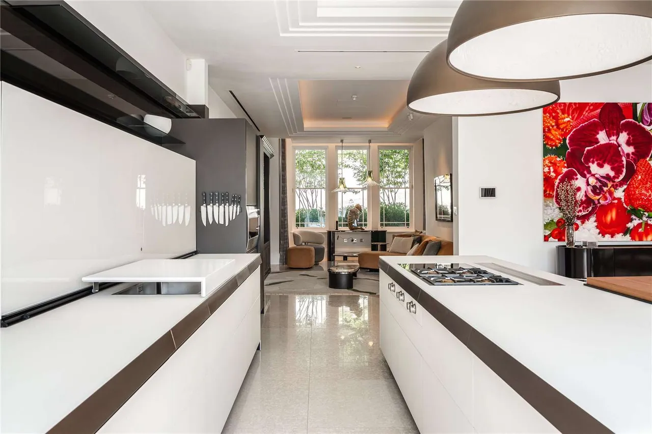 Rodona Road, St George's Hill, Weybridge, Surrey, KT13 0NP, photo 11