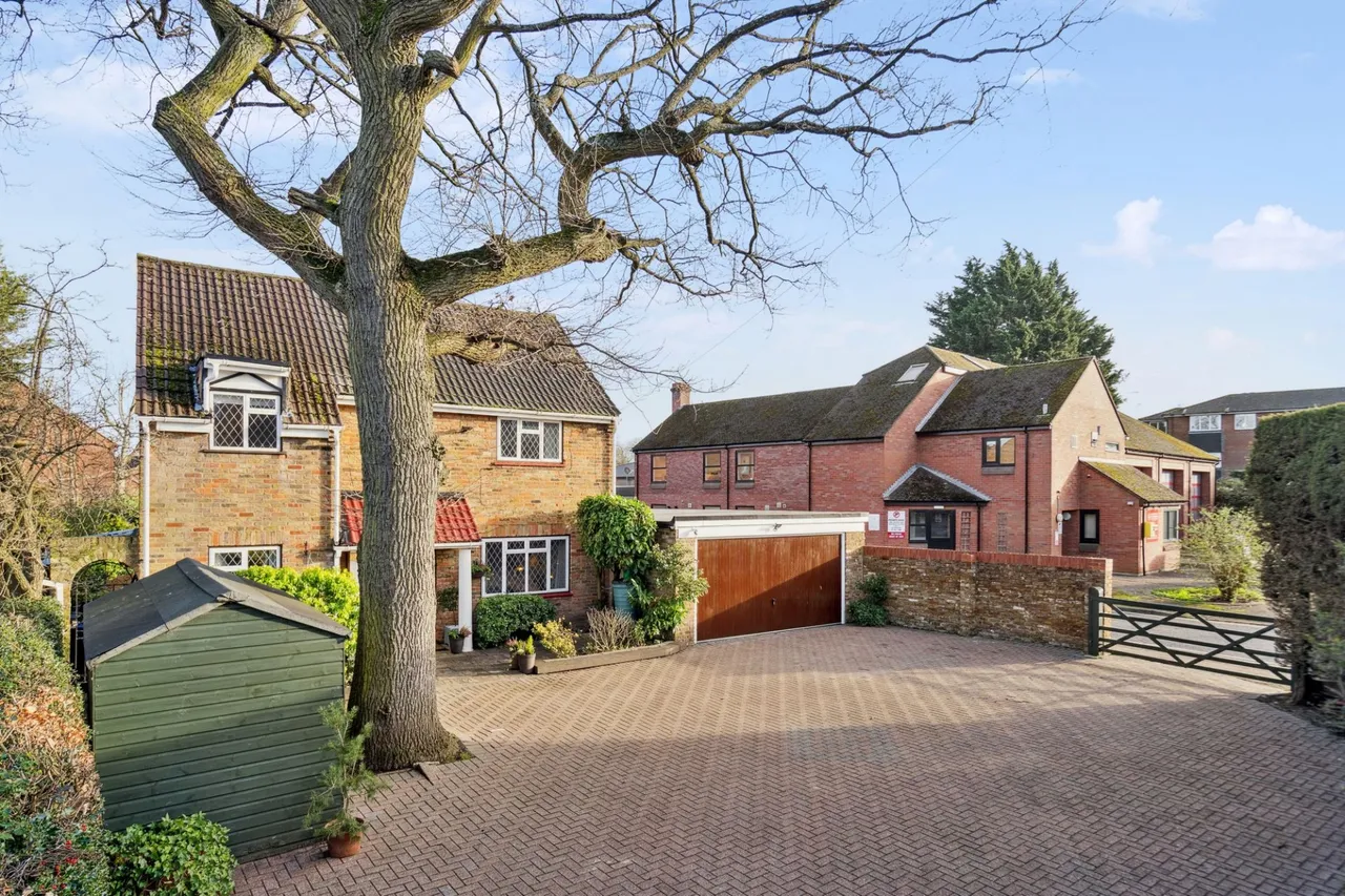 4 bed house to rent — Holtspur Top Lane, Beaconsfield, HP9