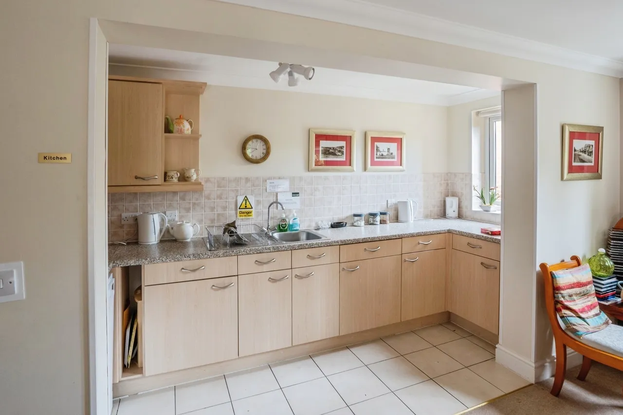 London Road, Cowplain, PO8, photo 8