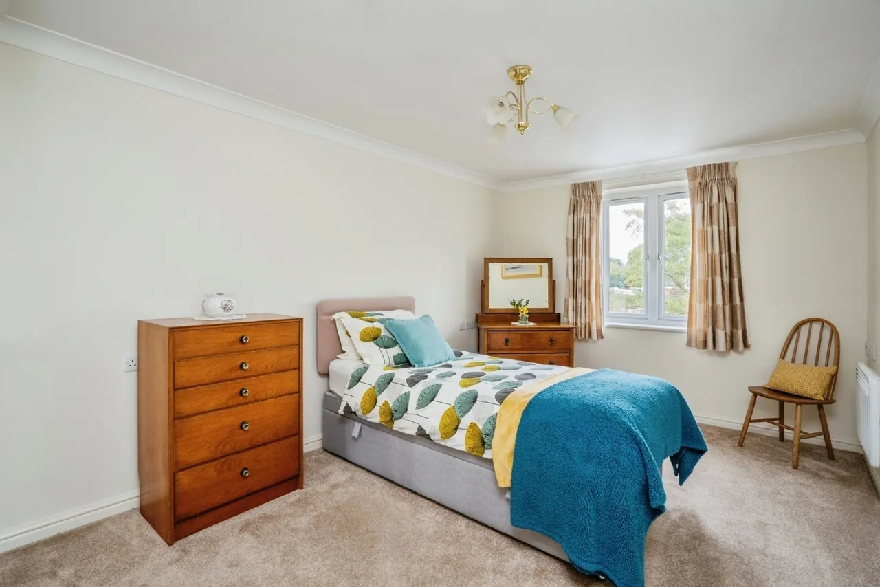 London Road, Cowplain, PO8, photo 11