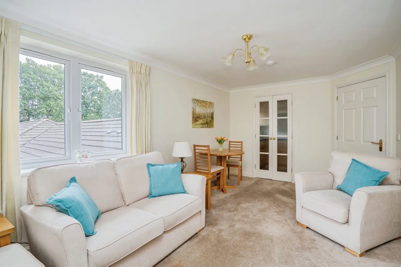 London Road, Cowplain, PO8, photo 10