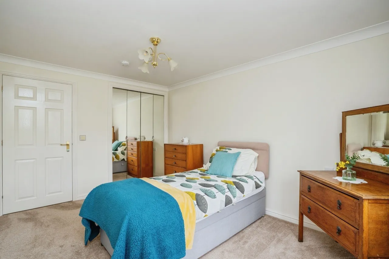 London Road, Cowplain, PO8, photo 3