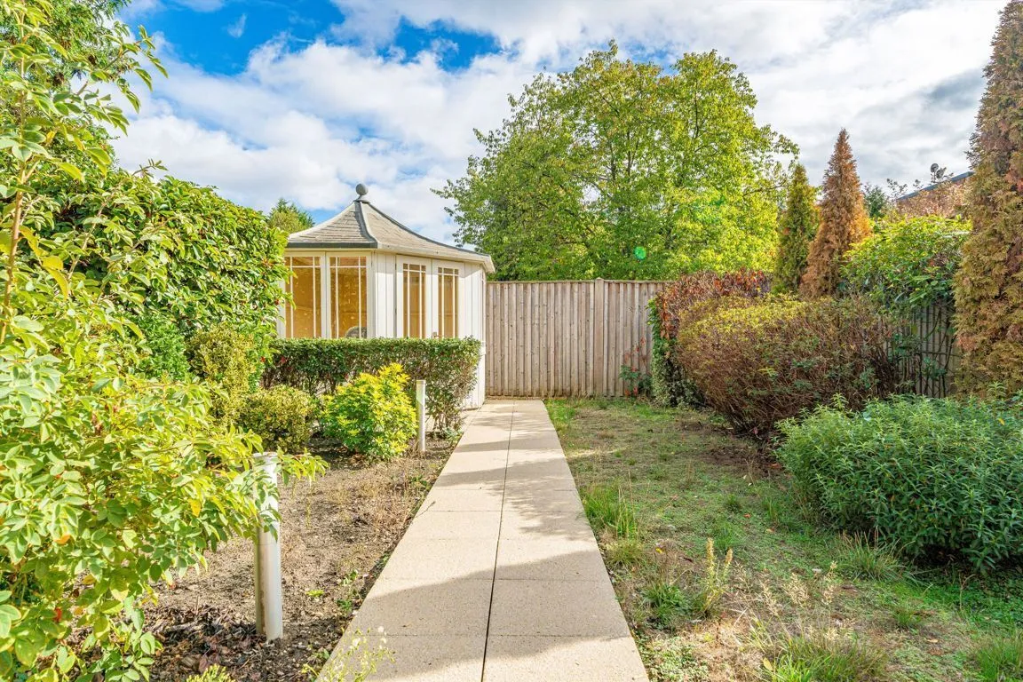 Oatlands Chase, Weybridge, KT13, photo 9