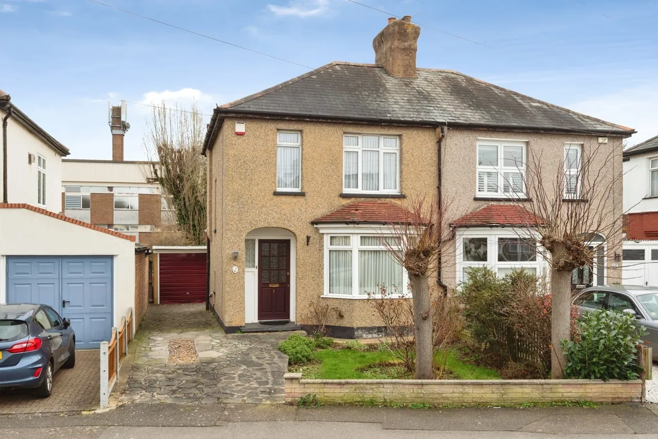 3 bed house for sale — Argyle Gardens, Upminster, RM14