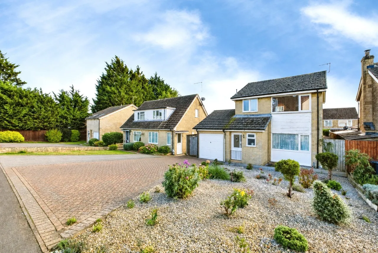 3 bed house for sale, Byfield Road, Woodford Halse, NN11