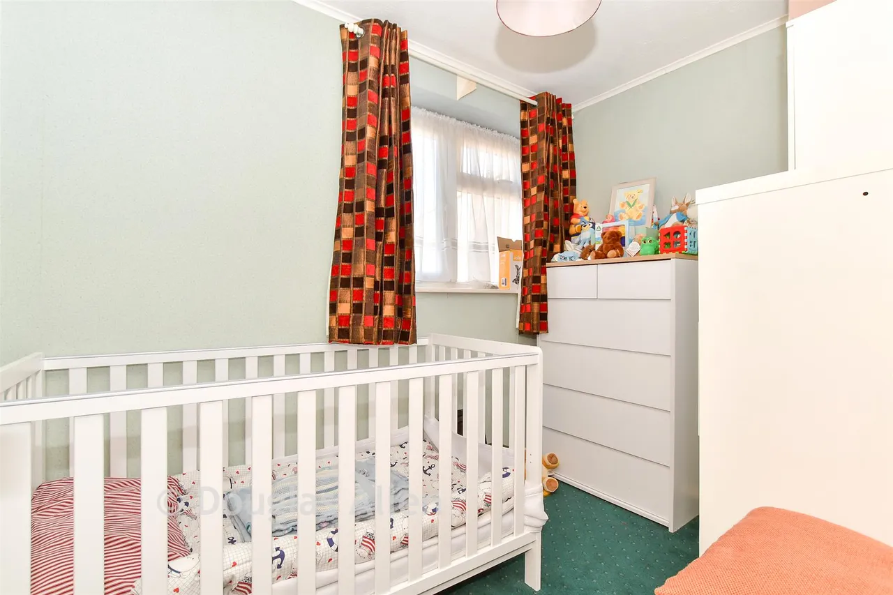 Blunden Close, Dagenham, RM8, photo 11