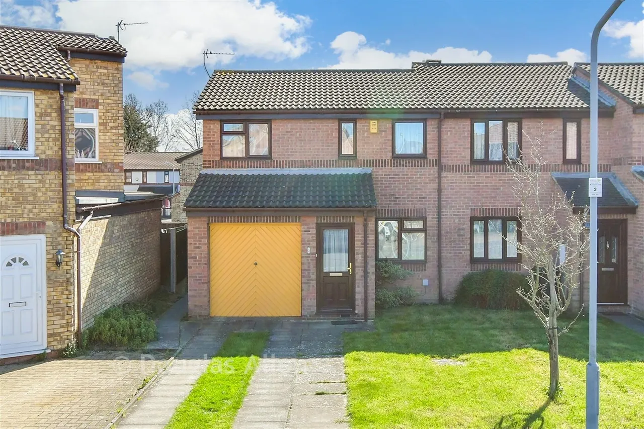 3 bed house for sale, Blunden Close, Dagenham, RM8