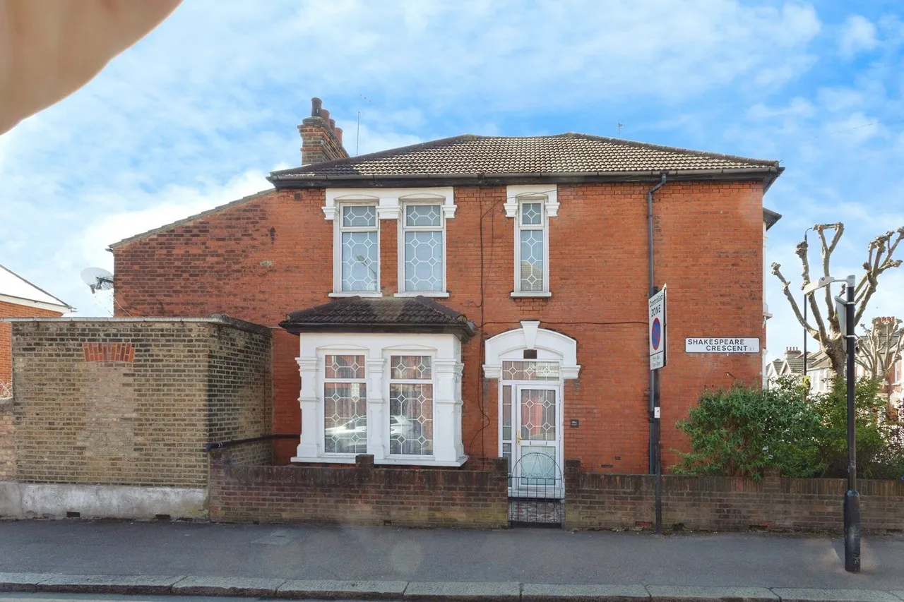 2 bed flat for sale — Browning Road, London, E12