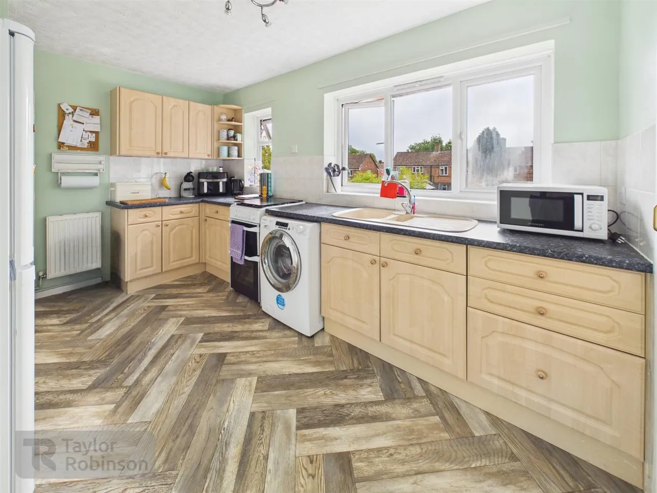 Stagelands, Langley Green, RH11, photo 3