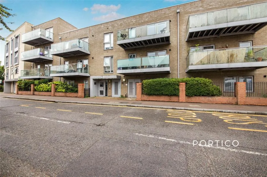 3 bed flat for sale, Hainault Road, Leytonstone, E11