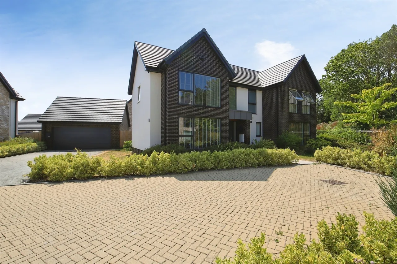4 bed house for sale — Tarka Grove, Hampton Water, Peterborough