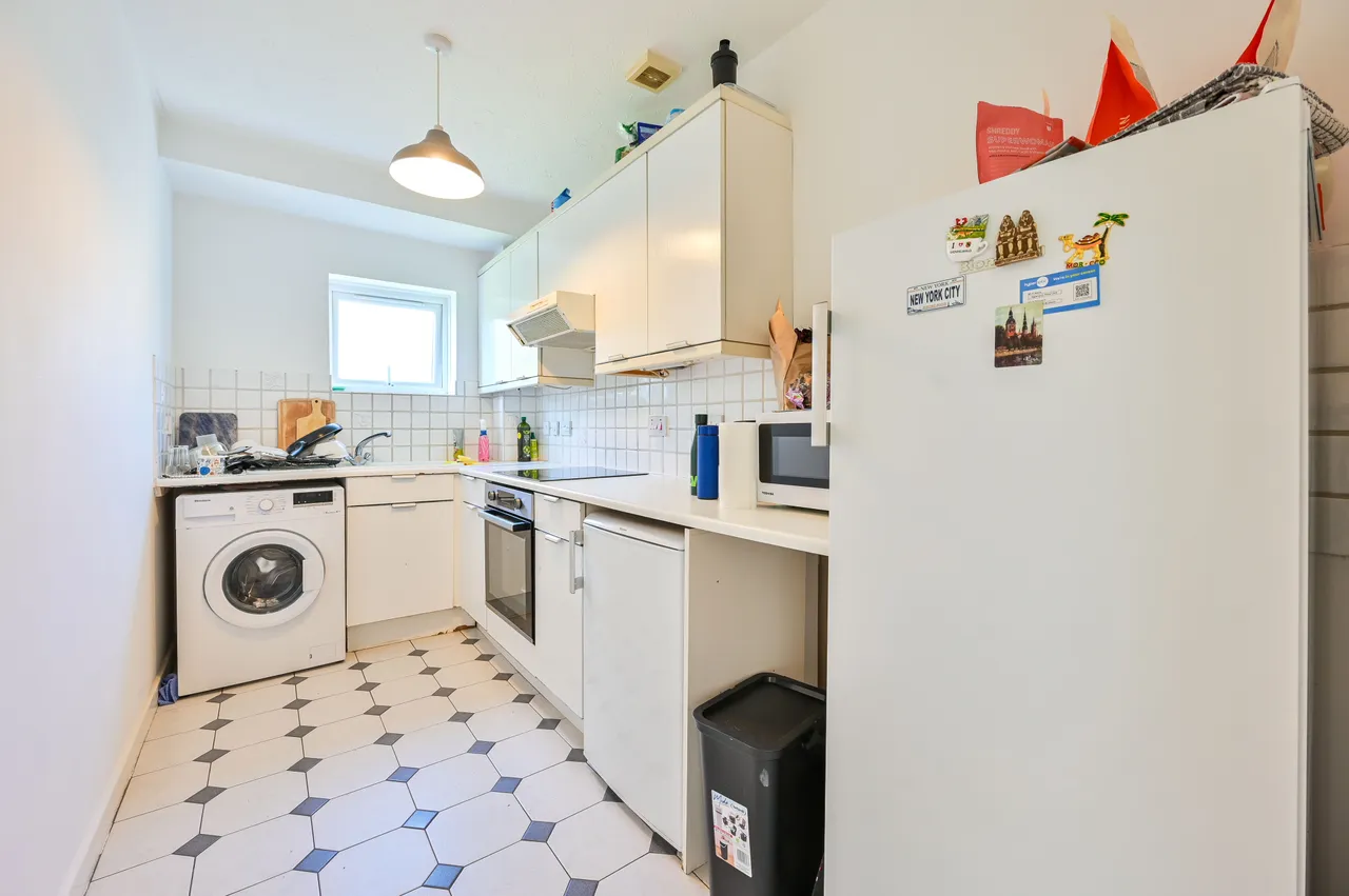 12 Derwent Court, Eleanor Close, London, photo 3