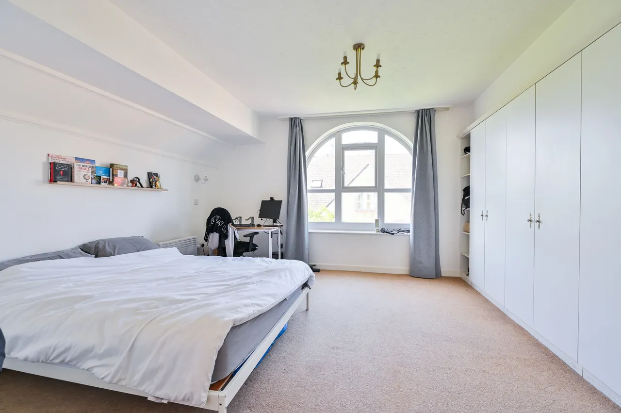 12 Derwent Court, Eleanor Close, London, photo 4