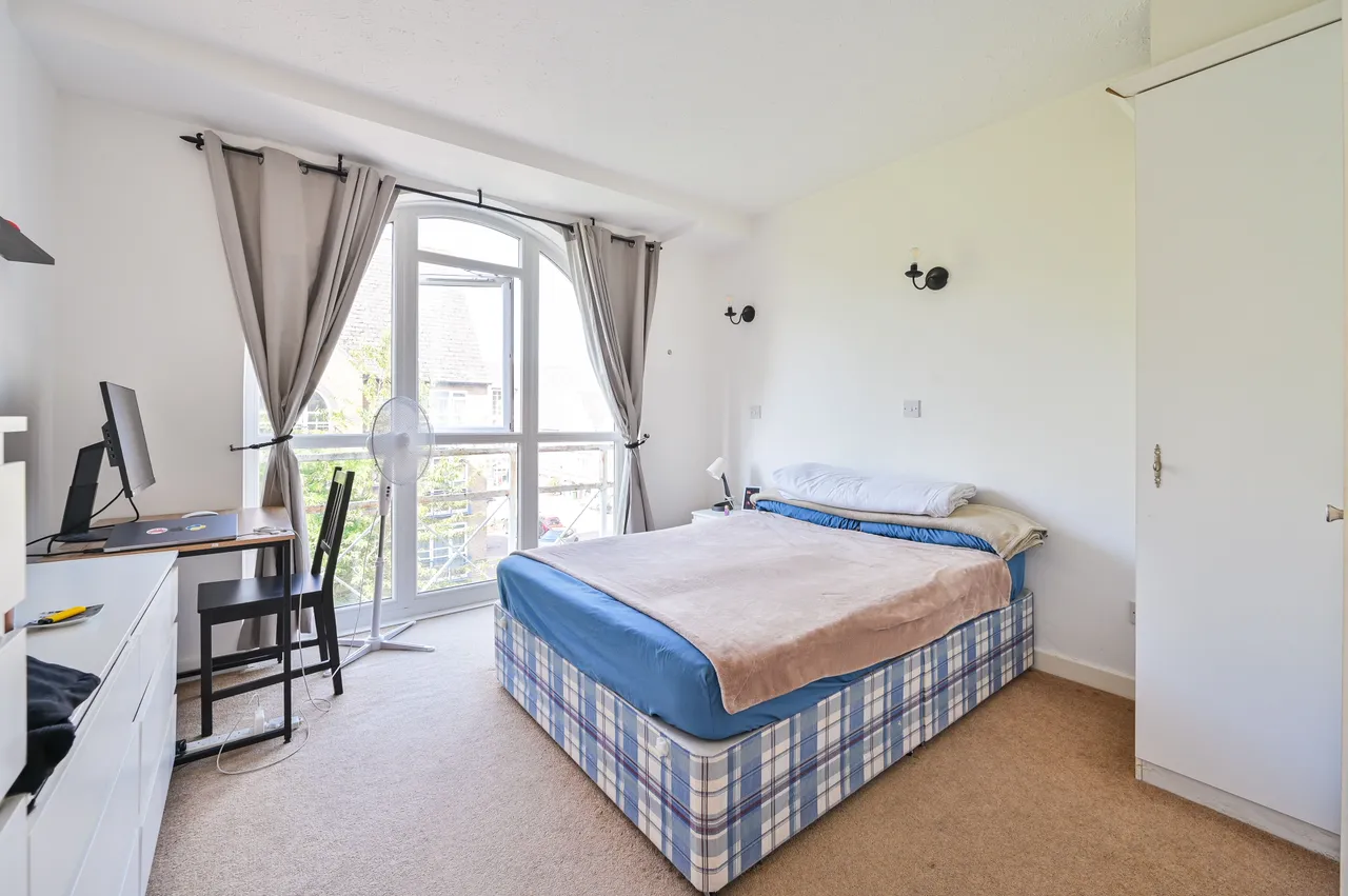 12 Derwent Court, Eleanor Close, London, photo 5