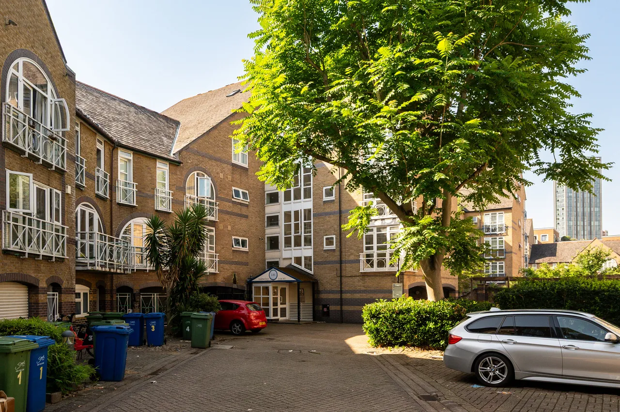 12 Derwent Court, Eleanor Close, London, photo 2