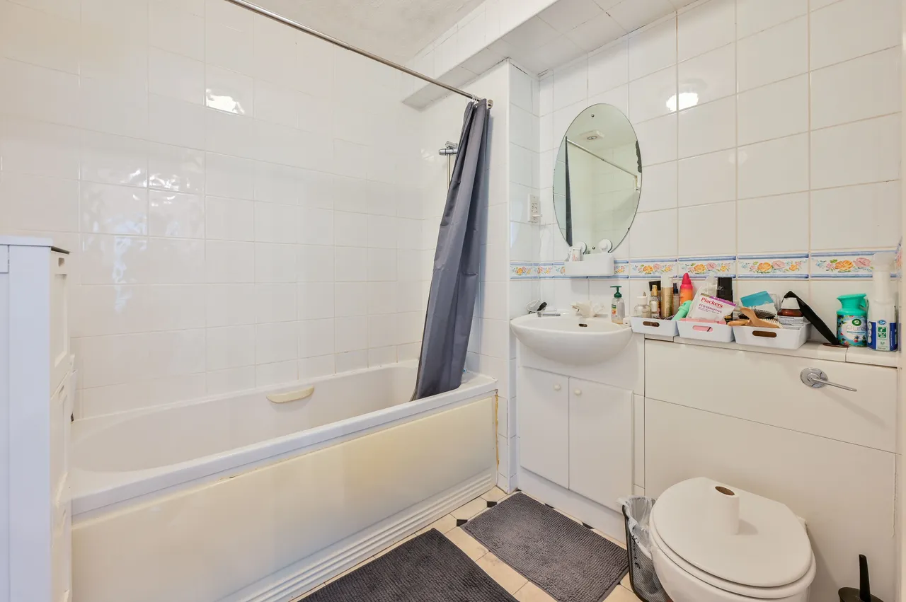 12 Derwent Court, Eleanor Close, London, photo 6
