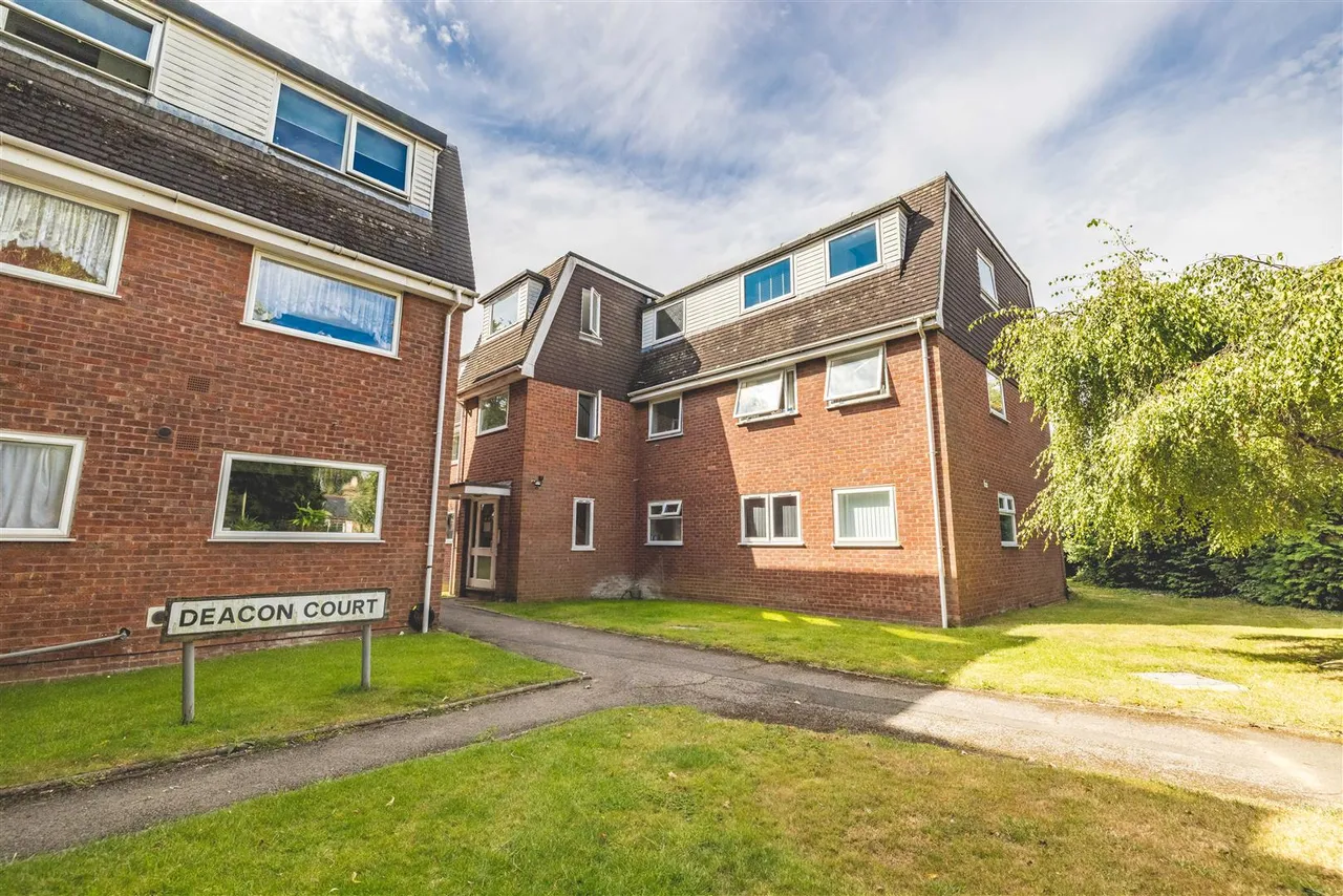 2 bed flat for sale — Dedworth Road, Windsor, SL4 4LW