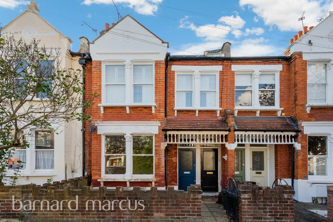 2 bed flat for sale — Trentham Street, London