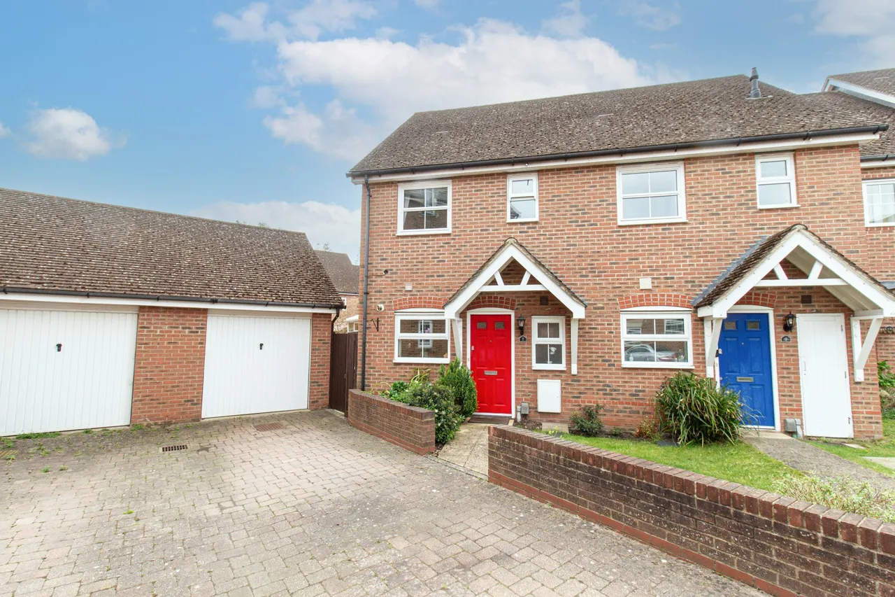 2 bed house for sale — Chertsey Street, Fleet, GU51 1HS