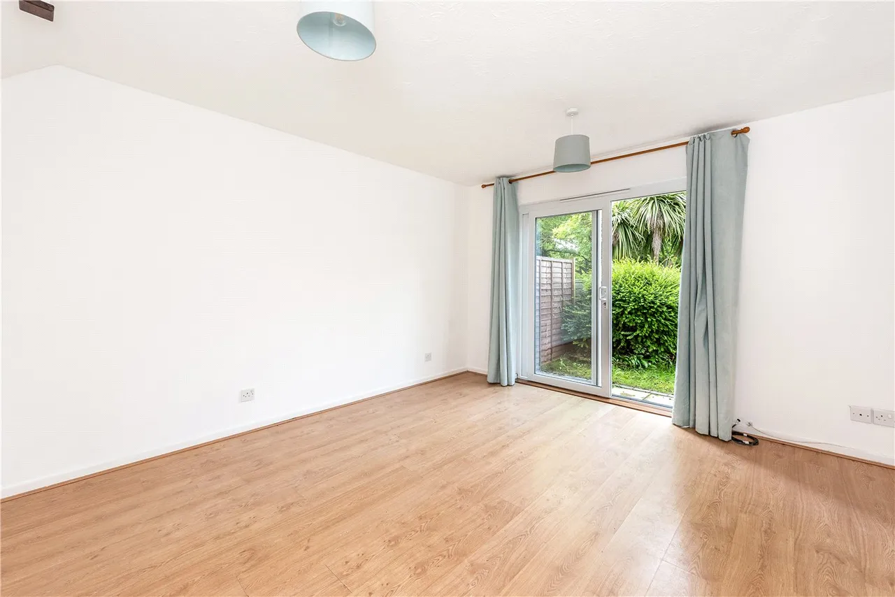 Dukes Close, Petersfield, Hampshire, GU32, photo 4
