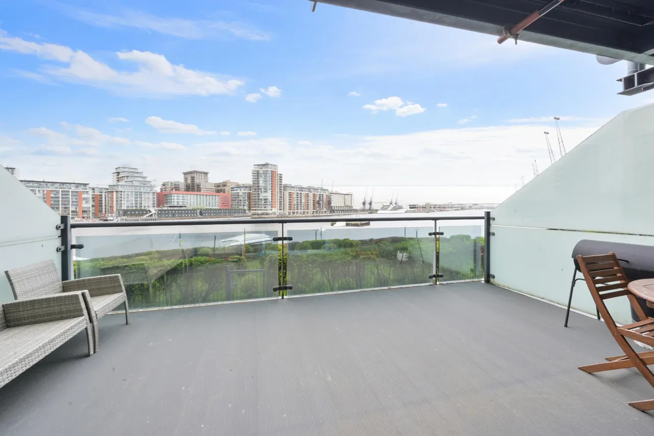 2 bed flat for sale, Western Beach Apartments, London, E16