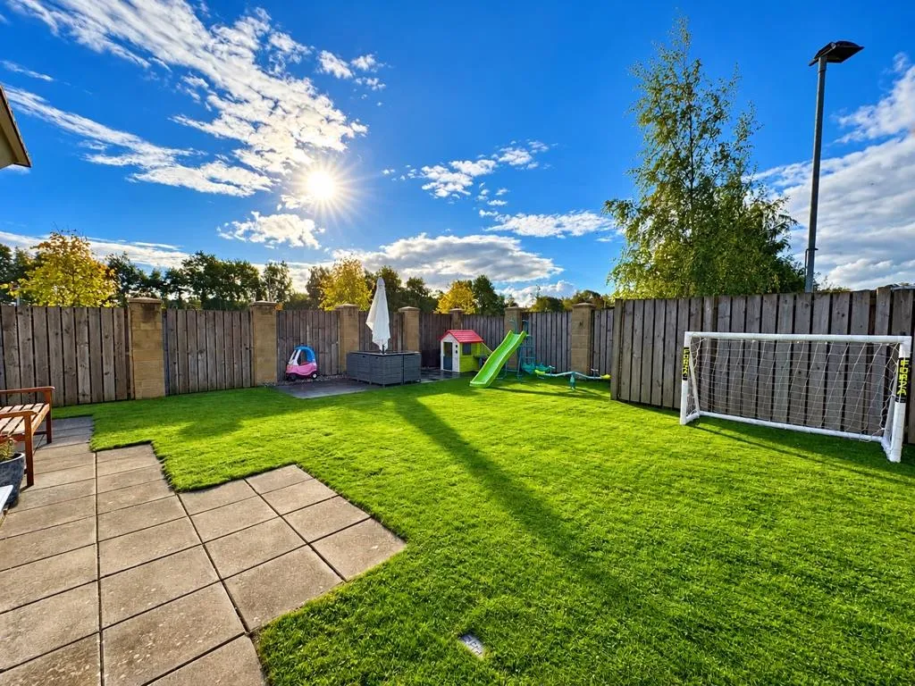 Maggie Lawson Court, Uddingston, G71, photo 19