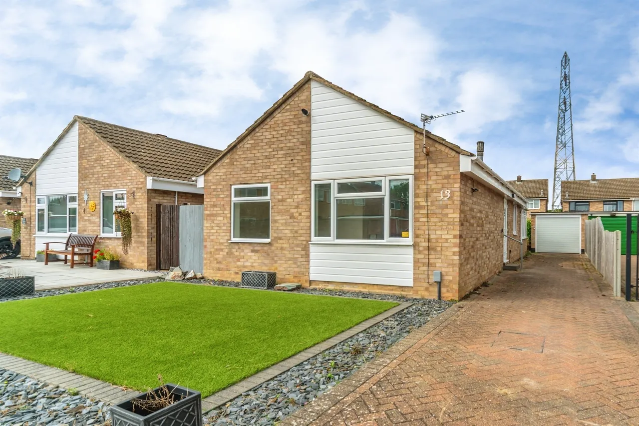 2 bed house for sale — Orwell Close, Bedford