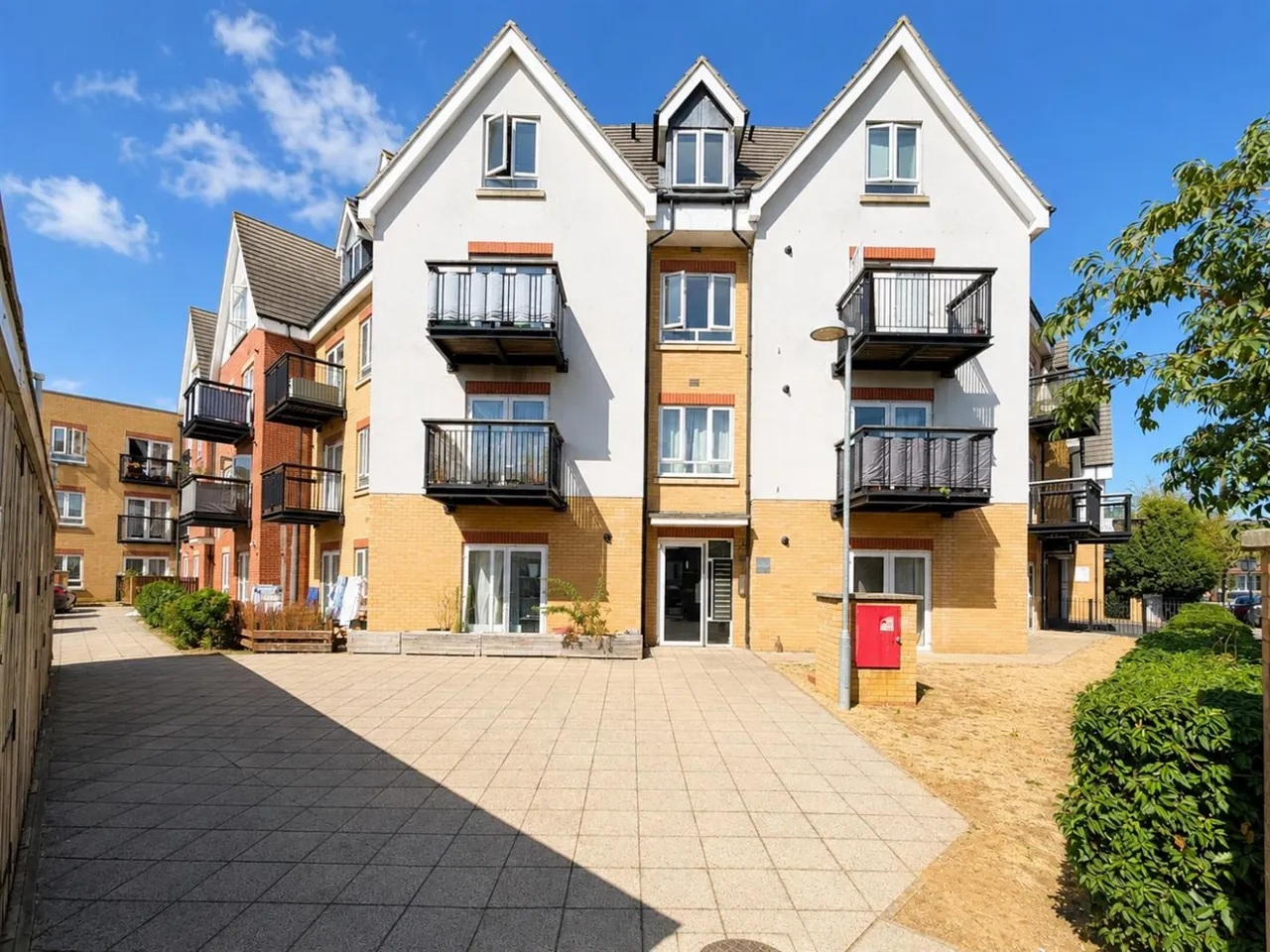 1 bed flat for sale, Featherstone Road, Southall, UB2