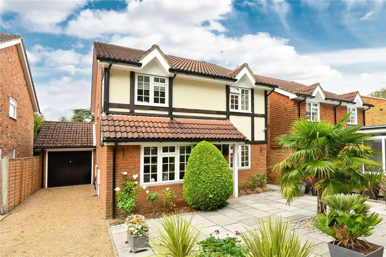 4 bed house for sale — Village Close, Weybridge, Surrey, KT13 9HF