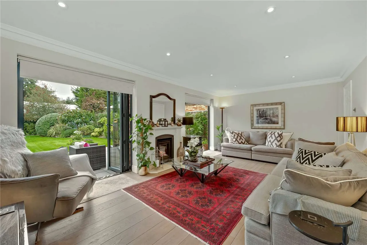 Village Close, Weybridge, Surrey, KT13 9HF, photo 2